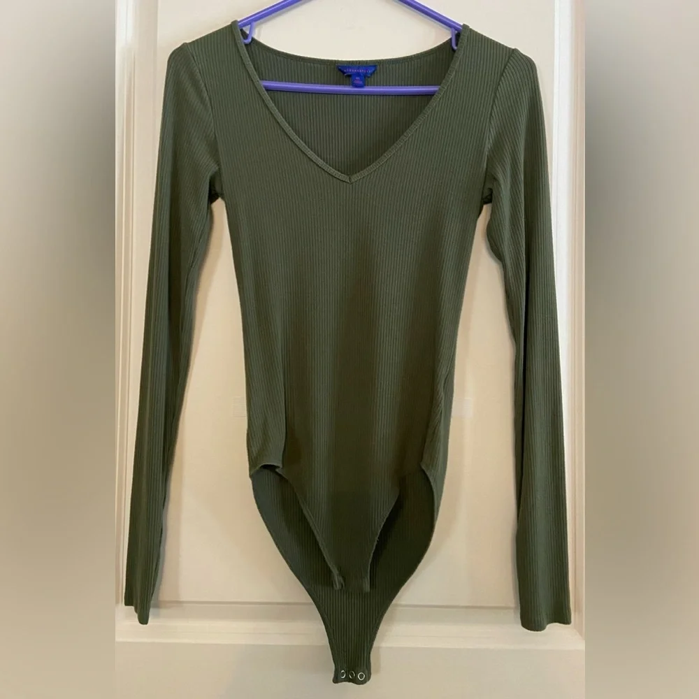 Aeropostale GUC Sz-XS Ribbed Bodysuit-3 Small Snaps-Long Sleeves, Low V-Neckline - Picture 7 of 16